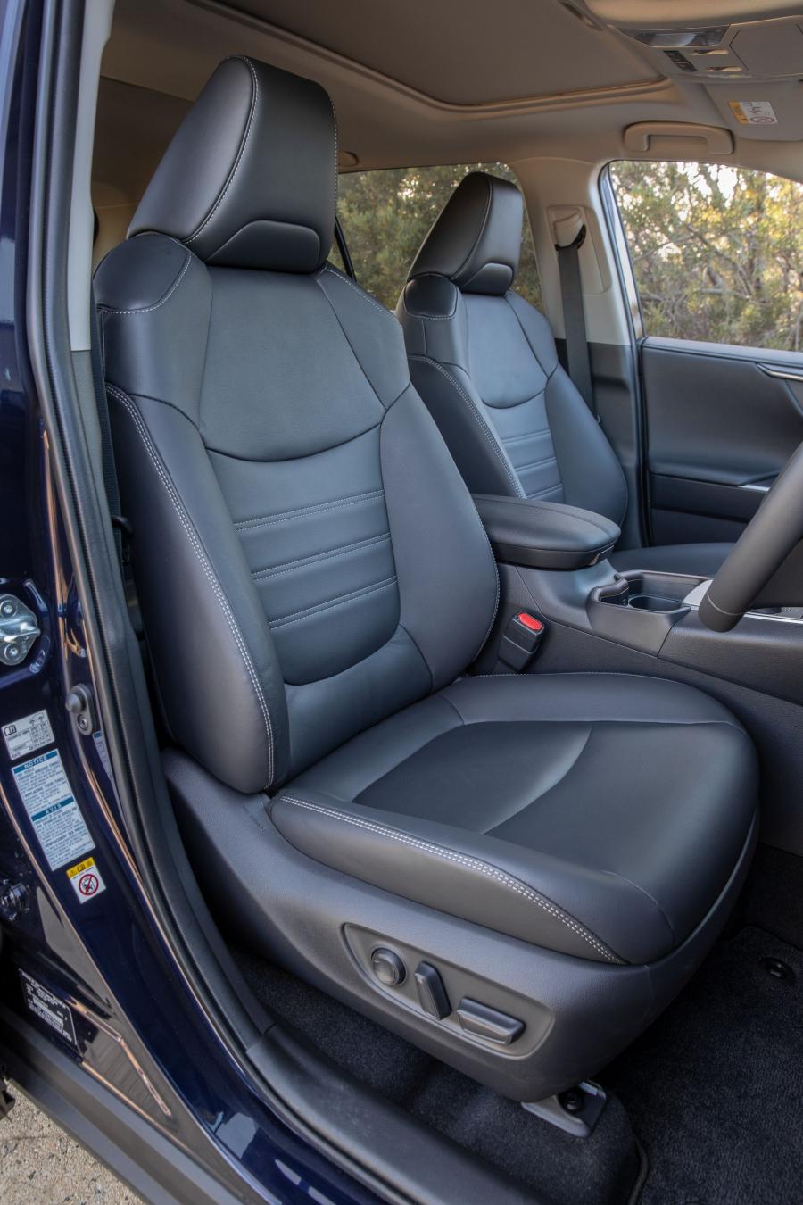 Интерьер Toyota RAV4 Hybrid Cruiser 2019 года  (AU) (фото 7 из 21)
